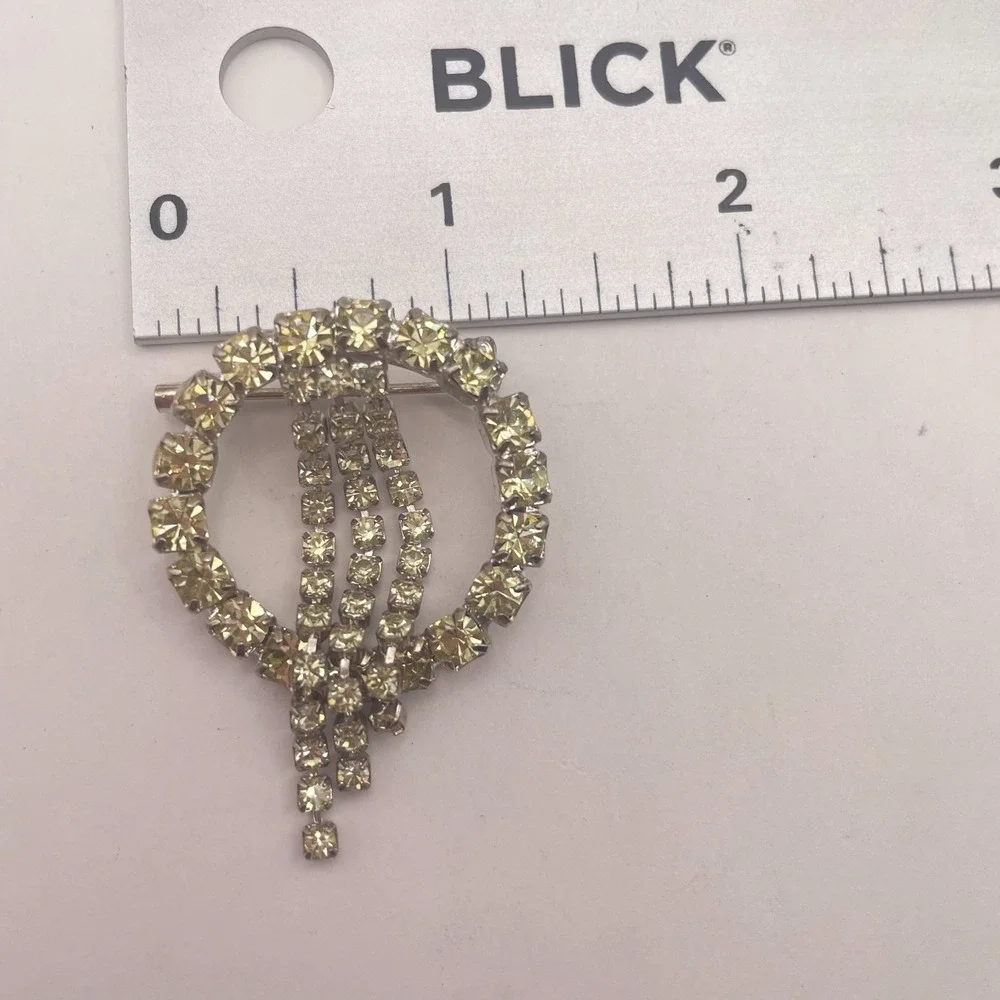 Vintage Mid Century Pale Yellow Rhinestone Circle Trembler Dangle Brooch Pin